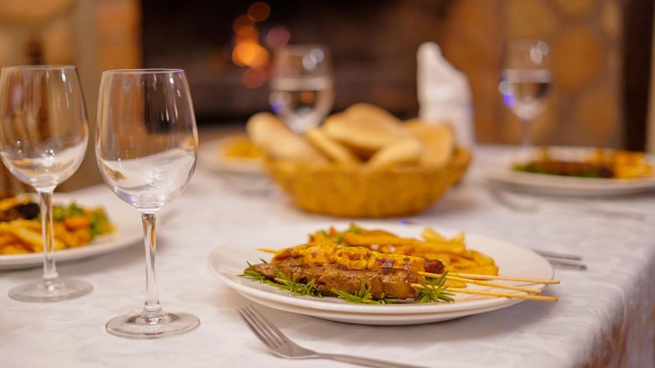 La Bergerie Auberge & Restaurant Уирган Екстериор снимка